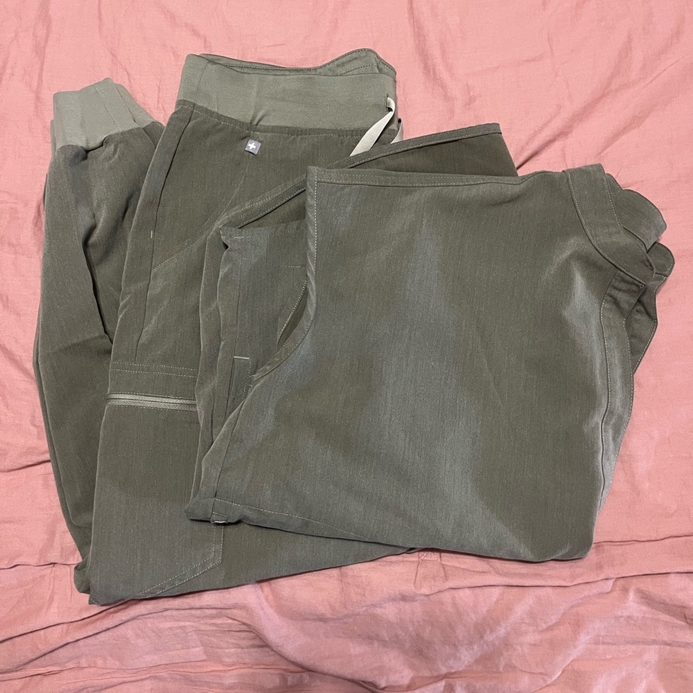 Figs size L scrub top and joggers pant set